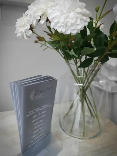 flores en jarrón con folletos informativos al lado