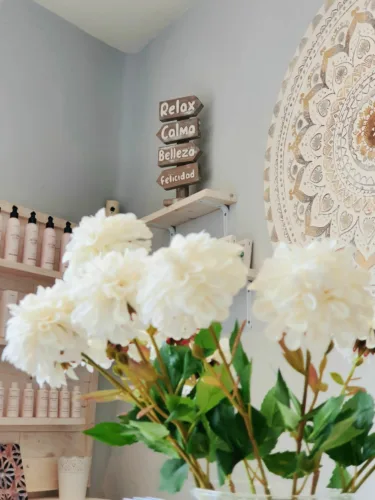 flores blancas en el centro de estética forma y estil