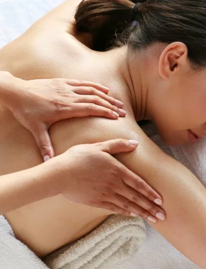 mujer recibiendo un masaje en el hombro